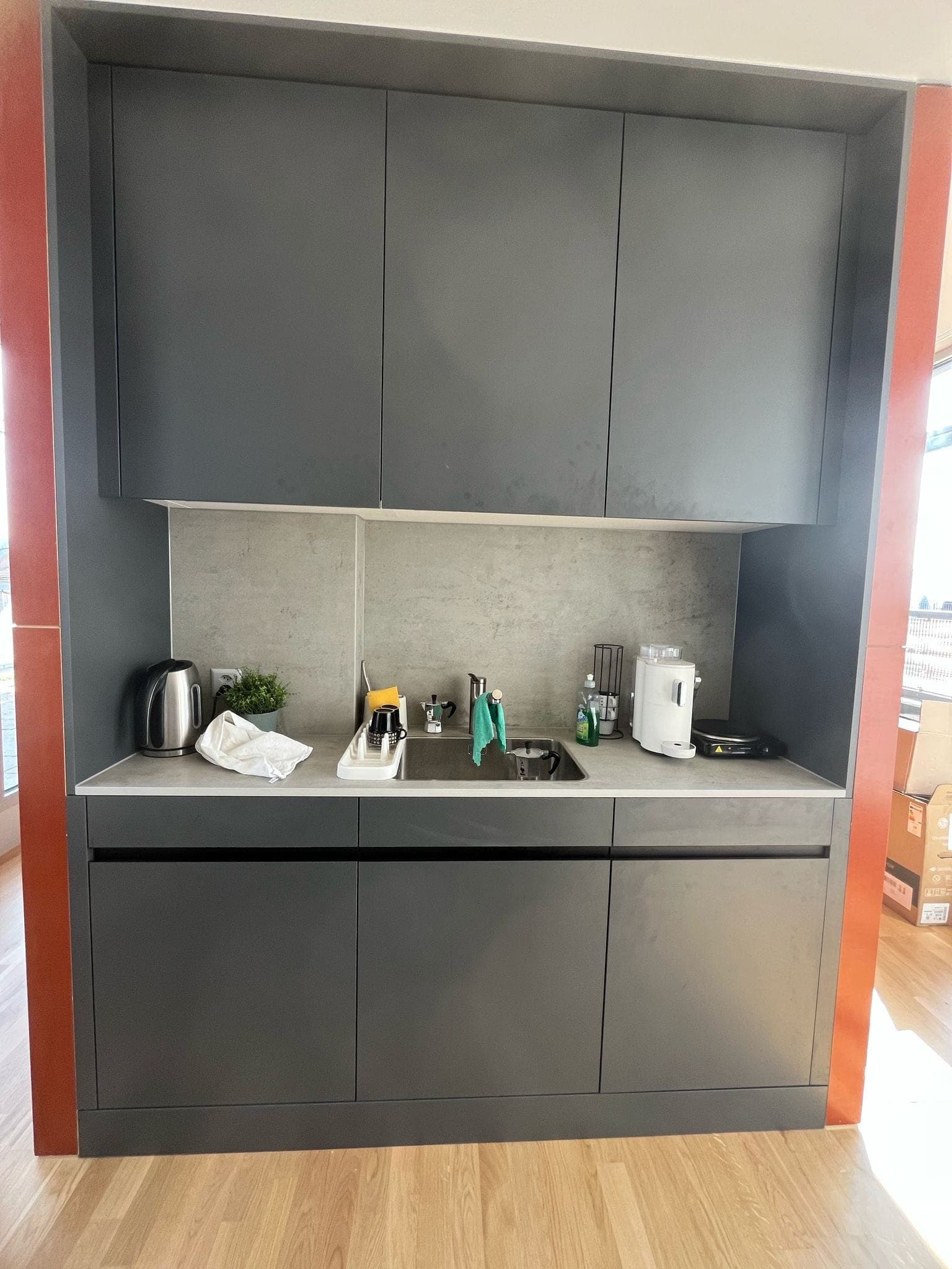 Büroküche DG Zürich – Rohstahl & Beton