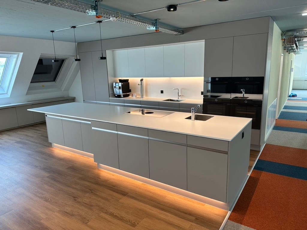 Büroküche Kloten – Kubanit & Neolith