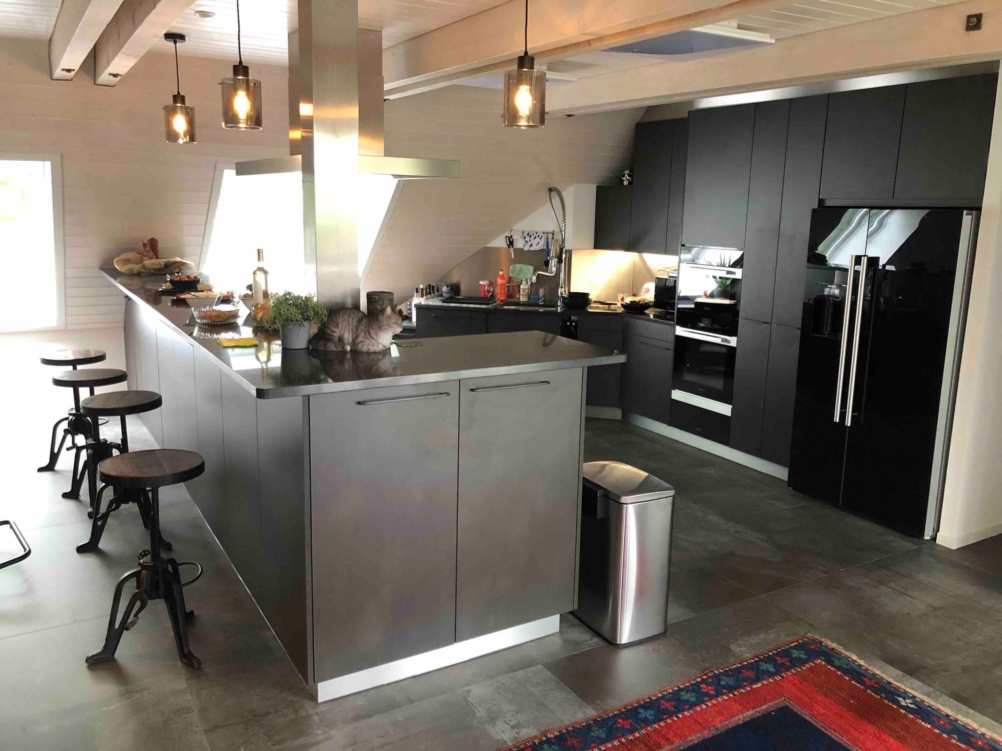 Dachwohnung Zürich – Rohstahl & Carbon Grey